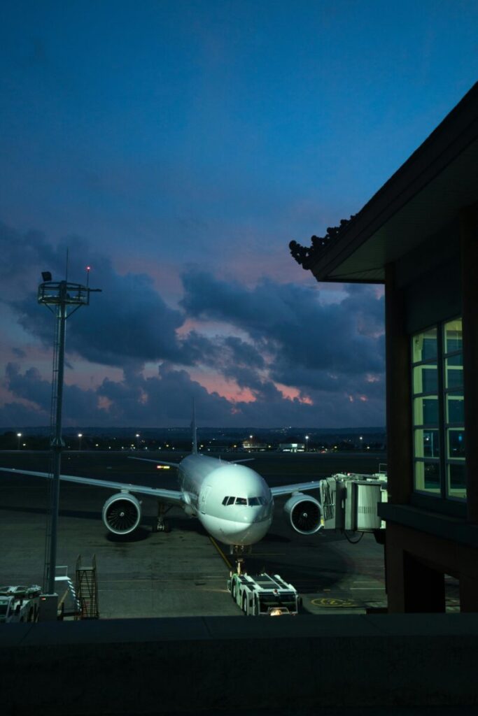 Flugzeug in der Abend Daemmerung am Flughafen