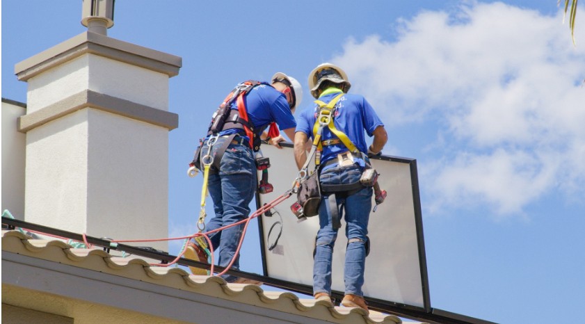 Titelfoto Enphase zwei Herren auf einem Dach beim installieren eines Solarpanels