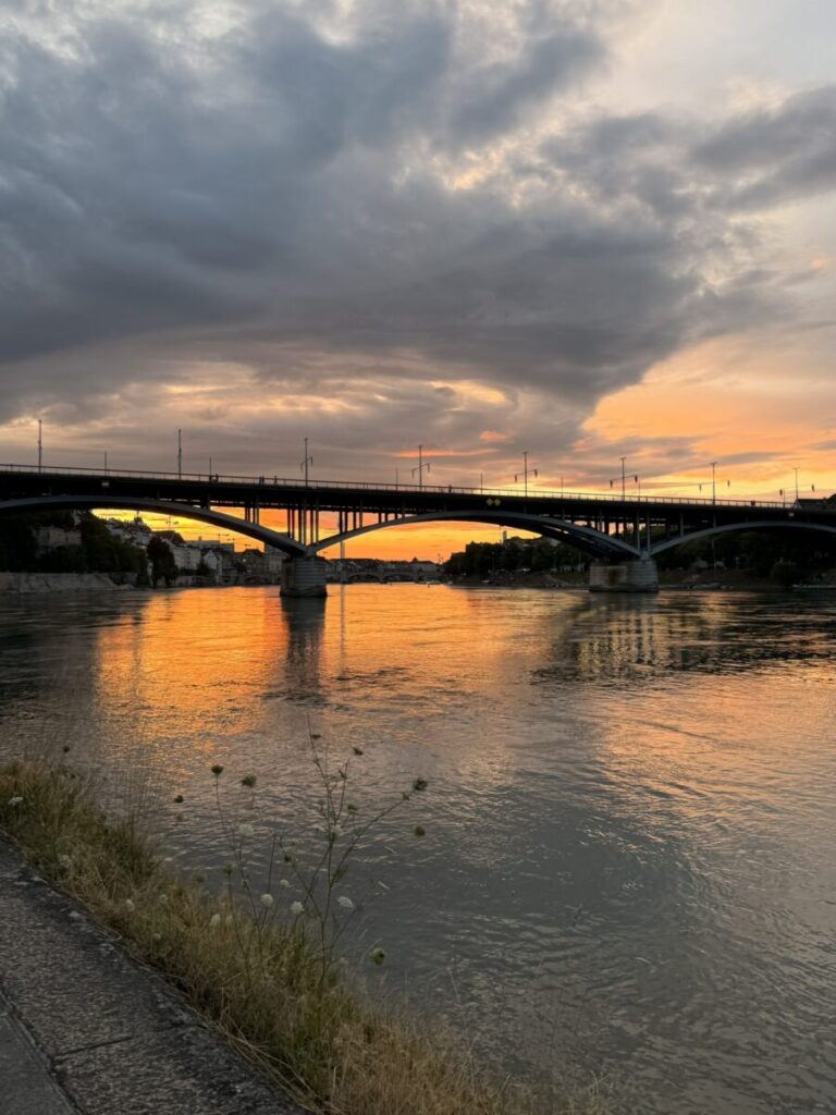 Ein Foto einer brücke die den Rhein überquert bei Sonnenuntergang